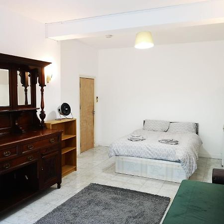 Large Spacious Property In Zone 2 Londen Buitenkant foto