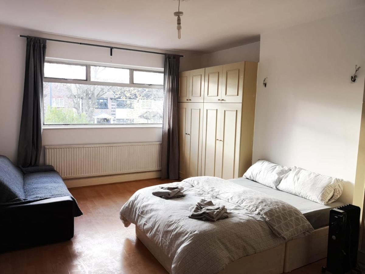 Large Spacious Property In Zone 2 Londen Buitenkant foto