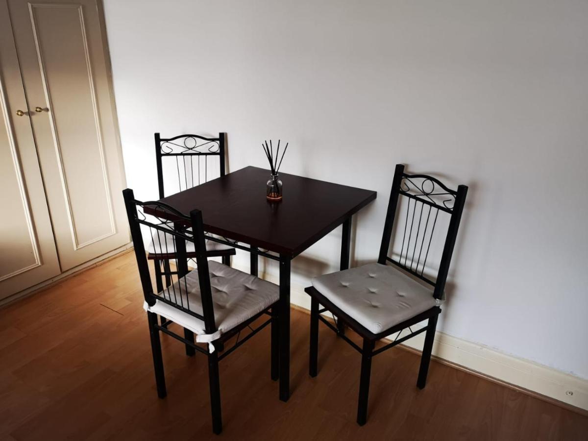 Large Spacious Property In Zone 2 Londen Buitenkant foto