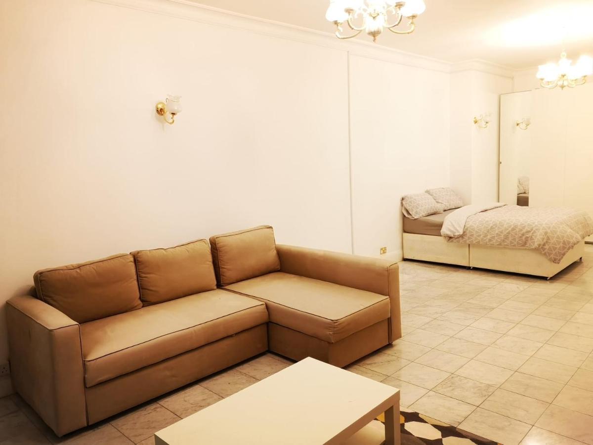 Large Spacious Property In Zone 2 Londen Buitenkant foto