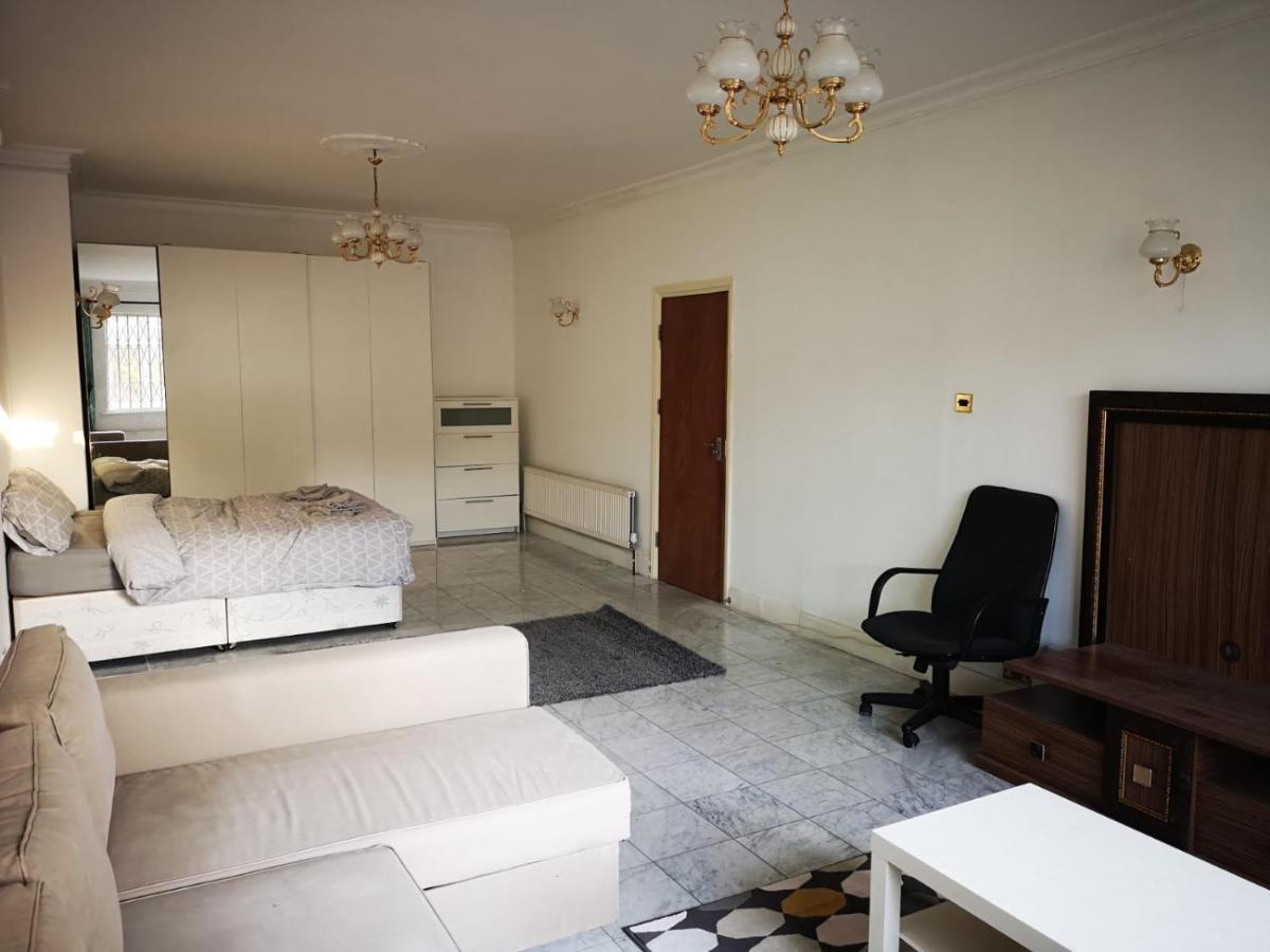 Large Spacious Property In Zone 2 Londen Buitenkant foto
