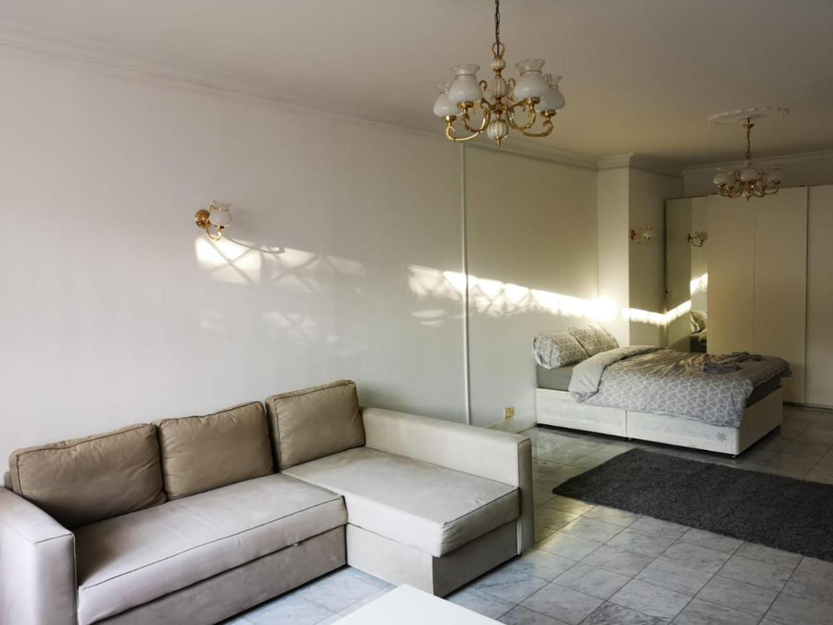 Large Spacious Property In Zone 2 Londen Buitenkant foto